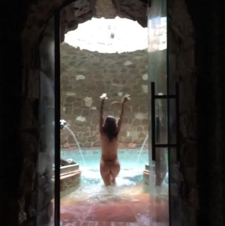 Naike nuda tra le lenzuola con cane e gatto