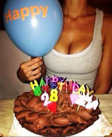 Naike nuda tra le lenzuola con cane e gatto