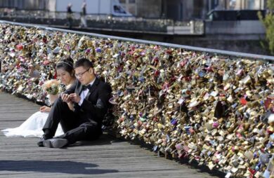 Francia: “lucchetti dell’amore” a Parigi, crollo su Pont des Arts