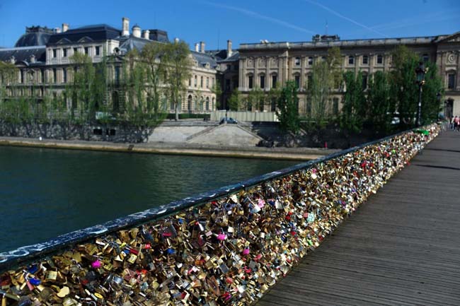 Francia: “lucchetti dell’amore” a Parigi, crollo su Pont des Arts