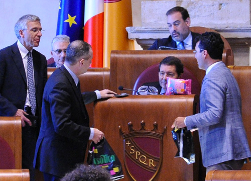 In Comune si batte la fiacca. Marino 56, Alemanno 120 delibere In Comune si batte la fiacca. Marino 56, Alemanno 120 delibere