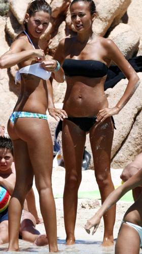 Naike nuda tra le lenzuola con cane e gatto