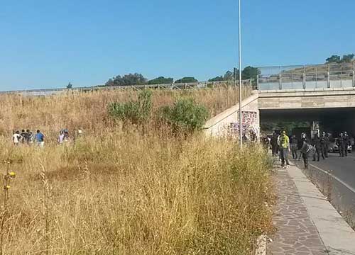 Niente soldi agli immigrati del Cara. Esplode la rivolta: blocchi e cariche Niente soldi agli immigrati del Cara. Esplode la rivolta: blocchi e cariche