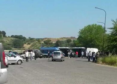 Niente soldi agli immigrati del Cara. Esplode la rivolta: blocchi e cariche