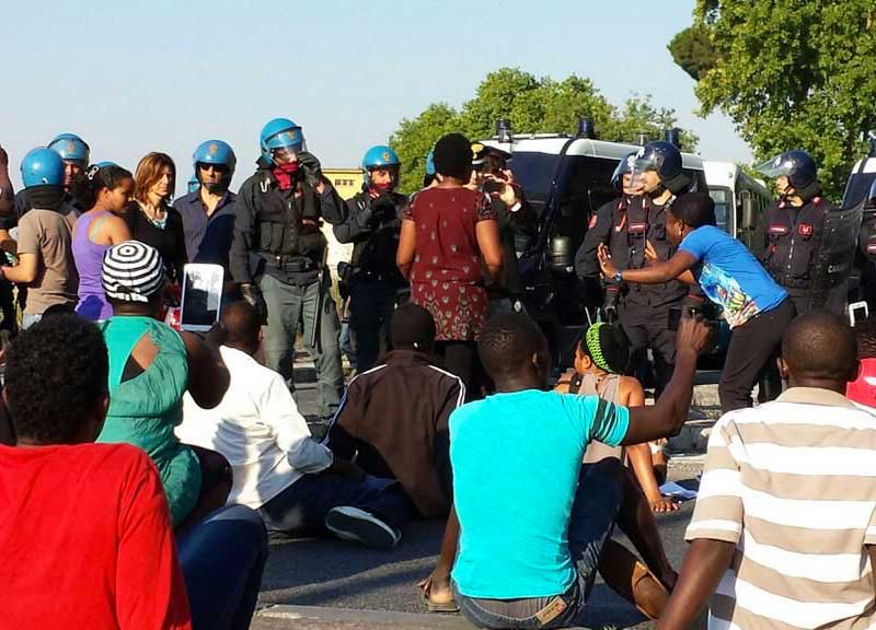Niente soldi agli immigrati del Cara. Esplode la rivolta: blocchi e cariche Niente soldi agli immigrati del Cara. Esplode la rivolta: blocchi e cariche