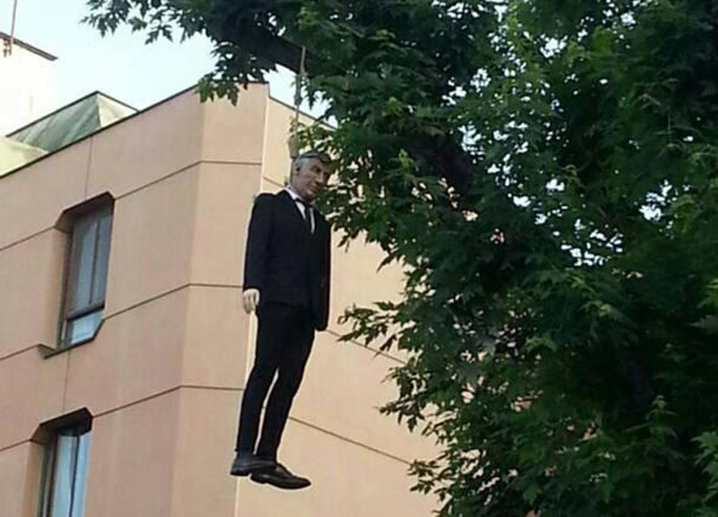 L’artista Cattelan impiccato, rimosso il manichino. LE FOTO L’artista Cattelan impiccato, rimosso il manichino. LE FOTO