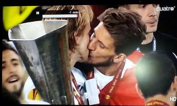 Giornata mondiale del bacio. Il filosofo: “L’icona del nichilismo spettacolare” Giornata mondiale del bacio. Il filosofo: “L’icona del nichilismo spettacolare”