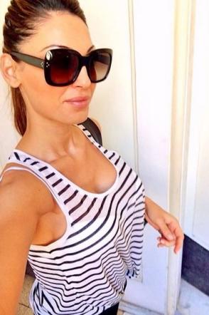 Anna Tatangelo alza la canotta, s’impennano i selfie