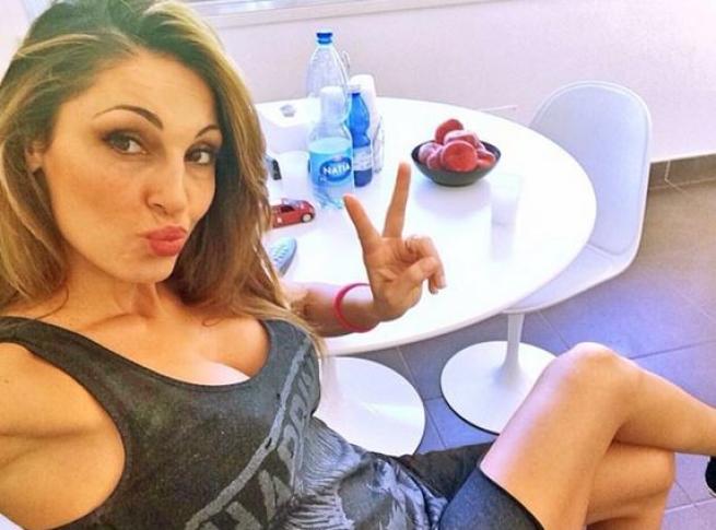 Anna Tatangelo alza la canotta, s’impennano i selfie