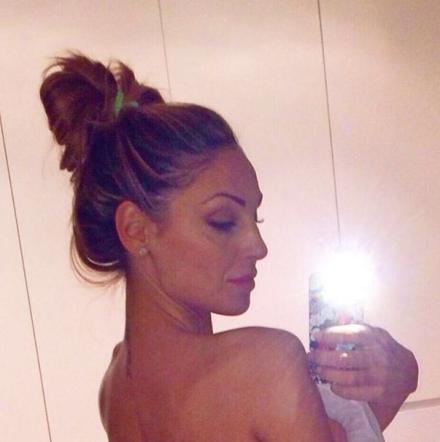Anna Tatangelo alza la canotta, s’impennano i selfie