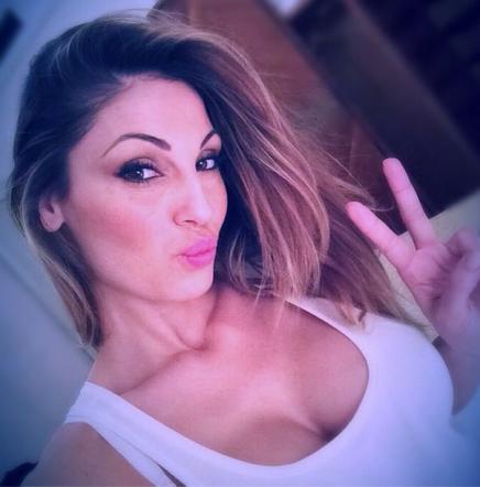 Anna Tatangelo alza la canotta, s’impennano i selfie