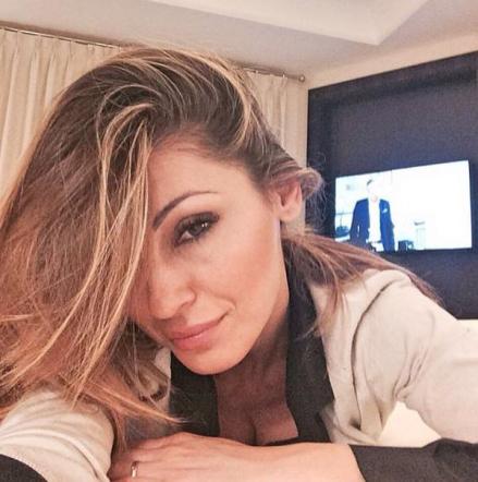 Anna Tatangelo alza la canotta, s’impennano i selfie