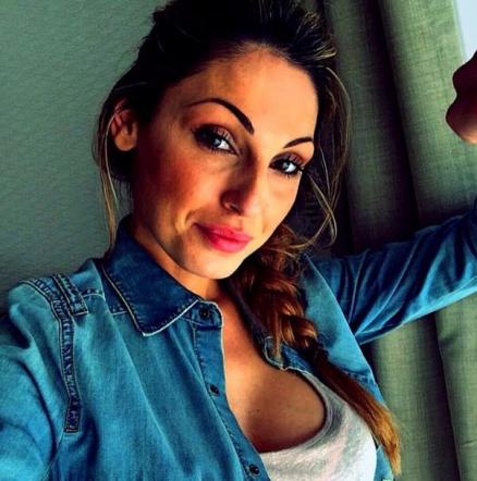 Anna Tatangelo alza la canotta, s’impennano i selfie