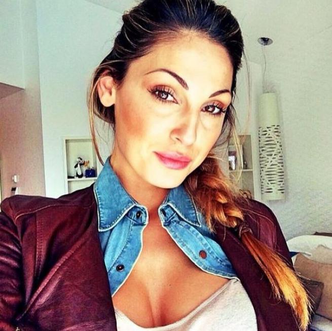 Anna Tatangelo alza la canotta, s’impennano i selfie
