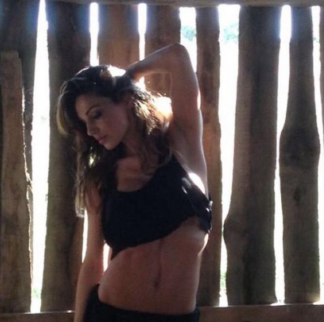 Anna Tatangelo alza la canotta, s’impennano i selfie
