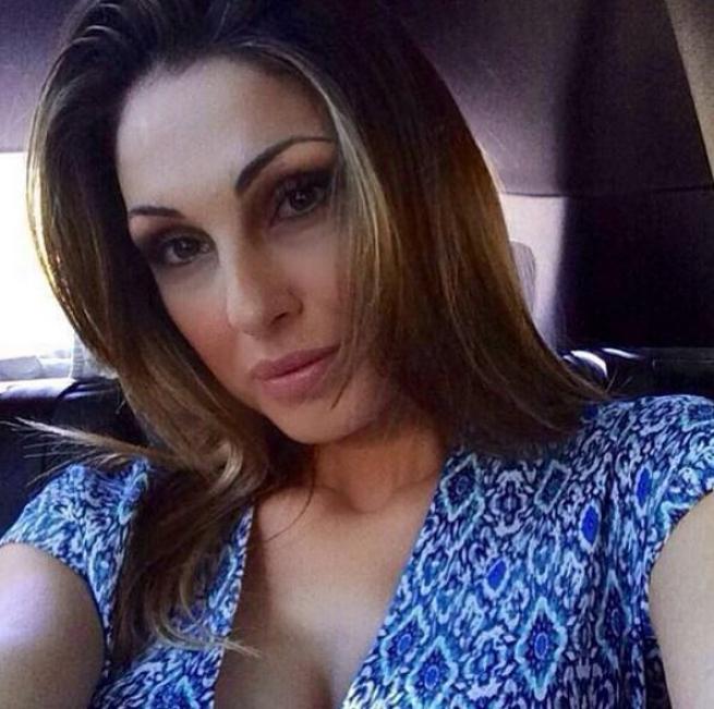 Anna Tatangelo alza la canotta, s’impennano i selfie