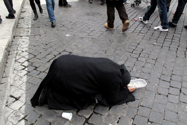 Guerra ai mendicanti. Serve una legge contro l’elemosina? Guerra ai mendicanti. Serve una legge contro l’elemosina?