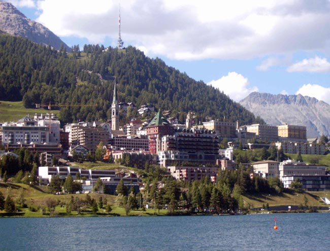 A St.Moritz, il salone delle feste delle Alpi, con il Bernina Express A St.Moritz, il salone delle feste delle Alpi, con il Bernina Express