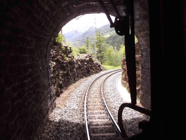 A St.Moritz, il salone delle feste delle Alpi, con il Bernina Express A St.Moritz, il salone delle feste delle Alpi, con il Bernina Express