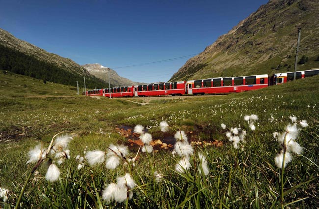 A St.Moritz, il salone delle feste delle Alpi, con il Bernina Express A St.Moritz, il salone delle feste delle Alpi, con il Bernina Express