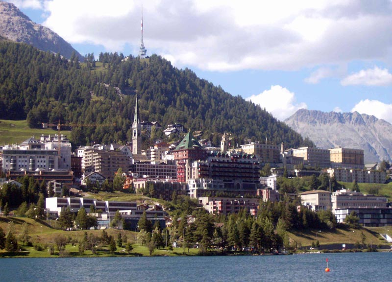 A St.Moritz, il salone delle feste delle Alpi, con il Bernina Express A St.Moritz, il salone delle feste delle Alpi, con il Bernina Express