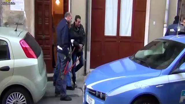 Nuovo “caso Kabobo” a Milano: uccide un uomo e ne ferisce altri due Nuovo “caso Kabobo” a Milano: uccide un uomo e ne ferisce altri due