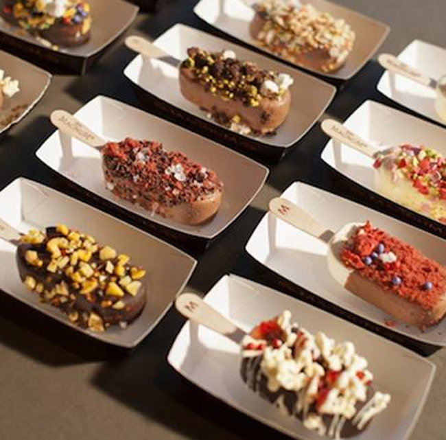 Corvaglia e Muniz al Magnum Store. C’è il gelato personalizzato. Foto Corvaglia e Muniz al Magnum Store. C’è il gelato personalizzato. Foto