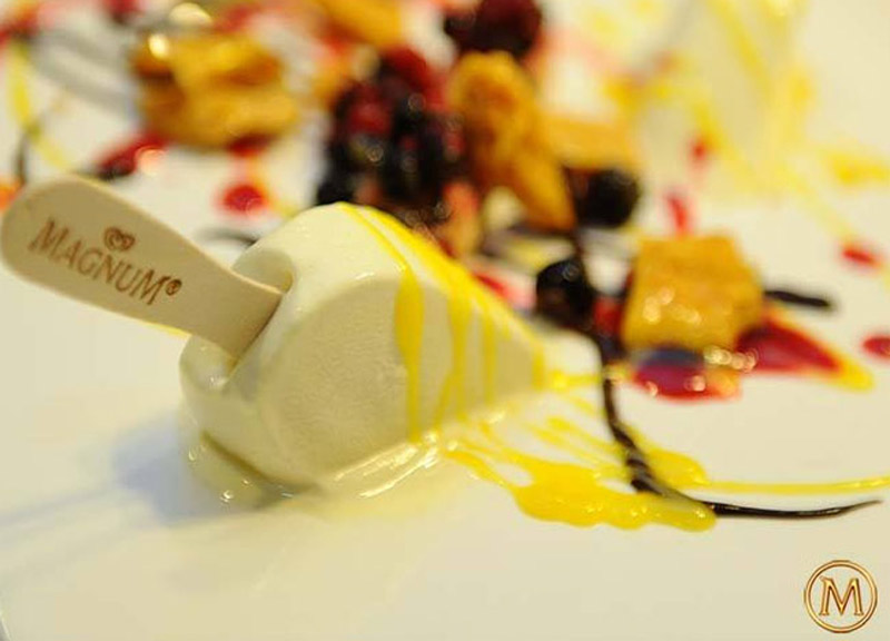 Corvaglia e Muniz al Magnum Store. C’è il gelato personalizzato. Foto Corvaglia e Muniz al Magnum Store. C’è il gelato personalizzato. Foto