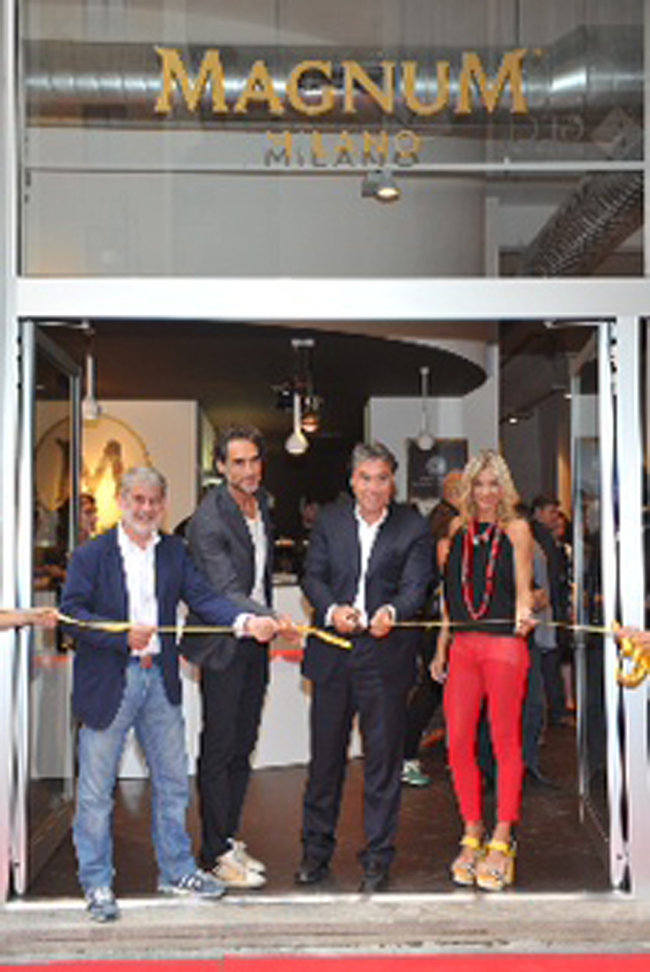 Corvaglia e Muniz al Magnum Store. C’è il gelato personalizzato. Foto Corvaglia e Muniz al Magnum Store. C’è il gelato personalizzato. Foto
