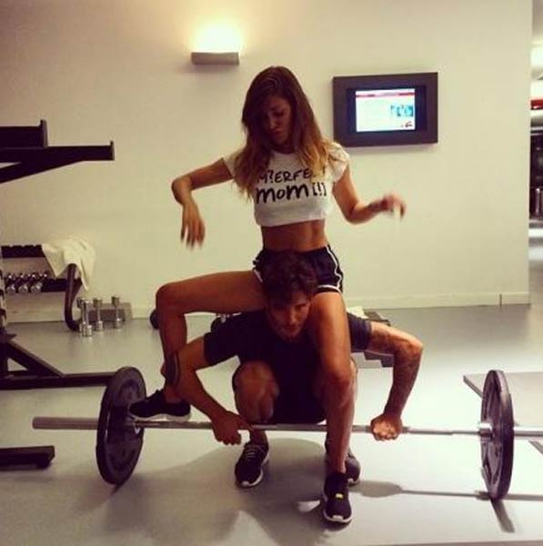 Belen erotica in palestra. Ma finisce nella truffa della benzina