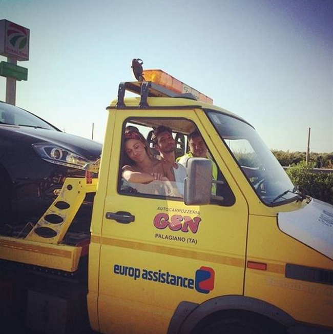 Belen erotica in palestra. Ma finisce nella truffa della benzina