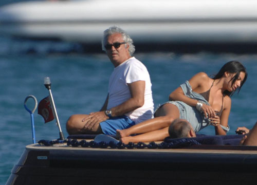 Belen erotica in palestra. Ma finisce nella truffa della benzina