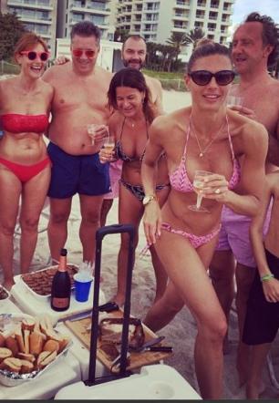 Belen erotica in palestra. Ma finisce nella truffa della benzina