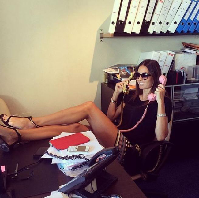 Belen erotica in palestra. Ma finisce nella truffa della benzina