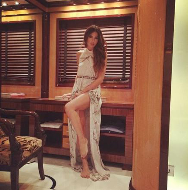 Belen erotica in palestra. Ma finisce nella truffa della benzina