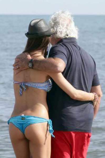 Belen erotica in palestra. Ma finisce nella truffa della benzina