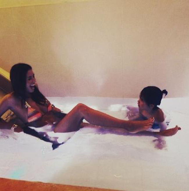 Belen erotica in palestra. Ma finisce nella truffa della benzina