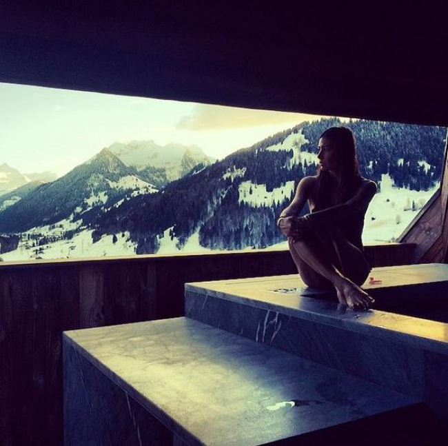 Belen erotica in palestra. Ma finisce nella truffa della benzina