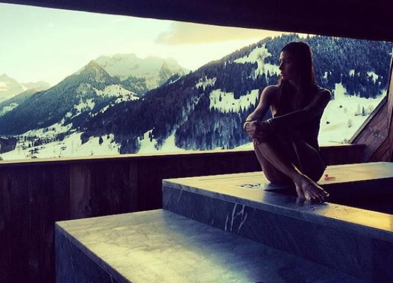 Belen erotica in palestra. Ma finisce nella truffa della benzina