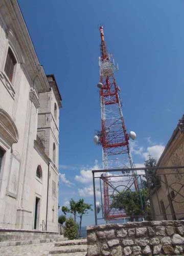 Dai segnali di Fumo alle onde tv. Fumone, il “gran rifiuto” del traliccio Dai segnali di Fumo alle onde tv. Fumone, il “gran rifiuto” del traliccio