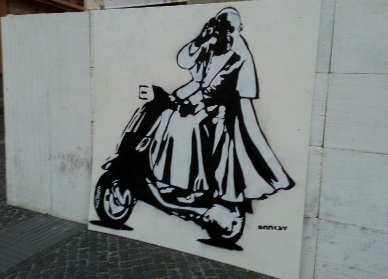 Papa Francesco in Vespa diventa murales, è giallo sulla firma di Banksy Papa Francesco in Vespa diventa murales, è giallo sulla firma di Banksy