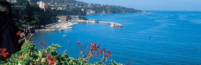 Sorrento si riempie di turisti. Ecco la vacanza da sogno Sorrento si riempie di turisti. Ecco la vacanza da sogno