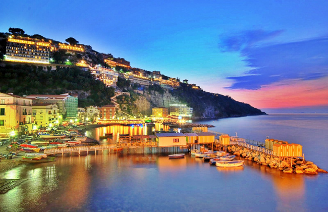 Sorrento si riempie di turisti. Ecco la vacanza da sogno Sorrento si riempie di turisti. Ecco la vacanza da sogno