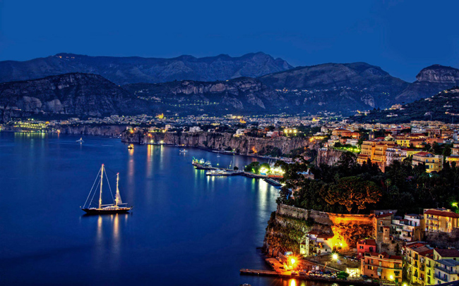 Sorrento si riempie di turisti. Ecco la vacanza da sogno Sorrento si riempie di turisti. Ecco la vacanza da sogno