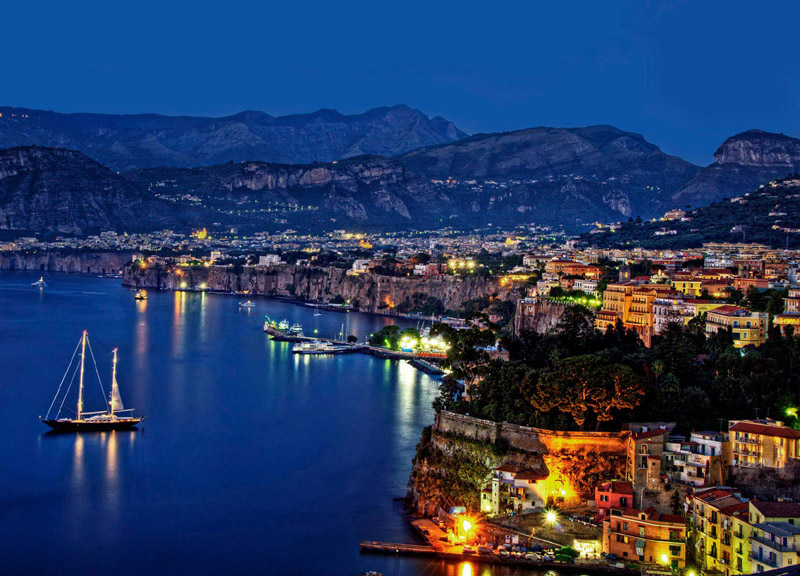 Sorrento si riempie di turisti. Ecco la vacanza da sogno Sorrento si riempie di turisti. Ecco la vacanza da sogno