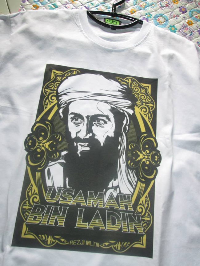 Iraq, ecco il merchandising dei terroristi. Magliette e cappellini jihadisti Iraq, ecco il merchandising dei terroristi. Magliette e cappellini jihadisti