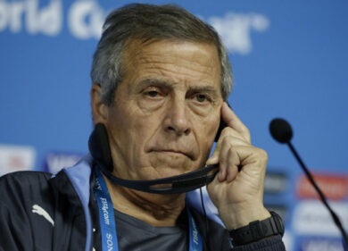 Non spetta il titolo  di “Maestro del Calcio” a chi, come Tabarez, ha difeso l’assurdo morso di Suarez.