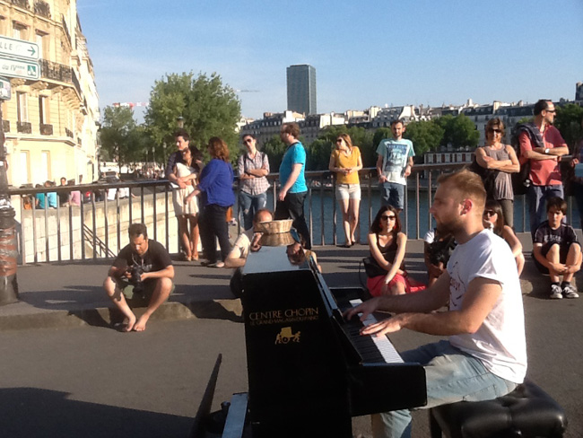 La musica in festa lungo le strade di Parigi – FOTO E VIDEO