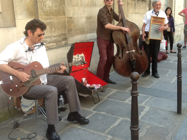 La musica in festa lungo le strade di Parigi – FOTO E VIDEO