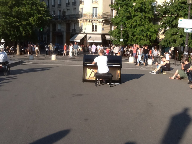 La musica in festa lungo le strade di Parigi – FOTO E VIDEO